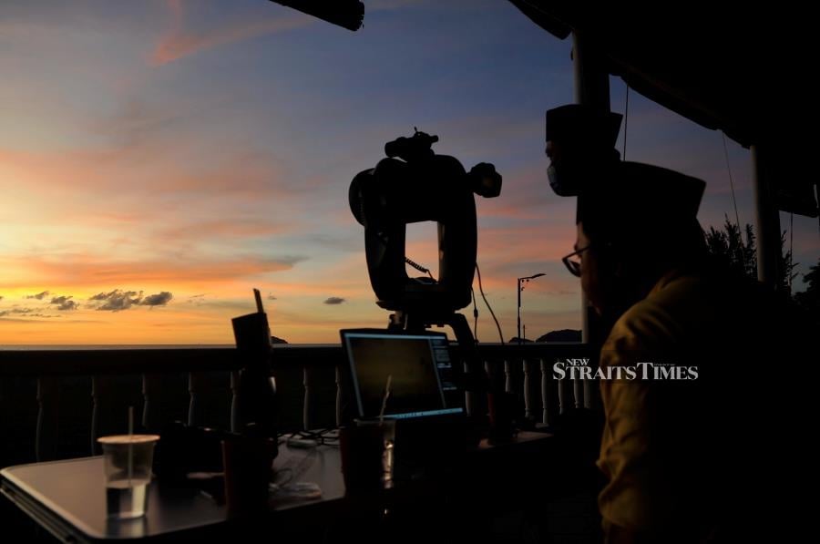 The crescent moon of Syawal was successfully sighted on the island and was certified by an officer from the Astronomy Unit attached to the Federal Territory of Labuan Mufti office, Awangku Bolkhizan Ahmad Thani. - NSTP/MOHD ADAM ARININ 