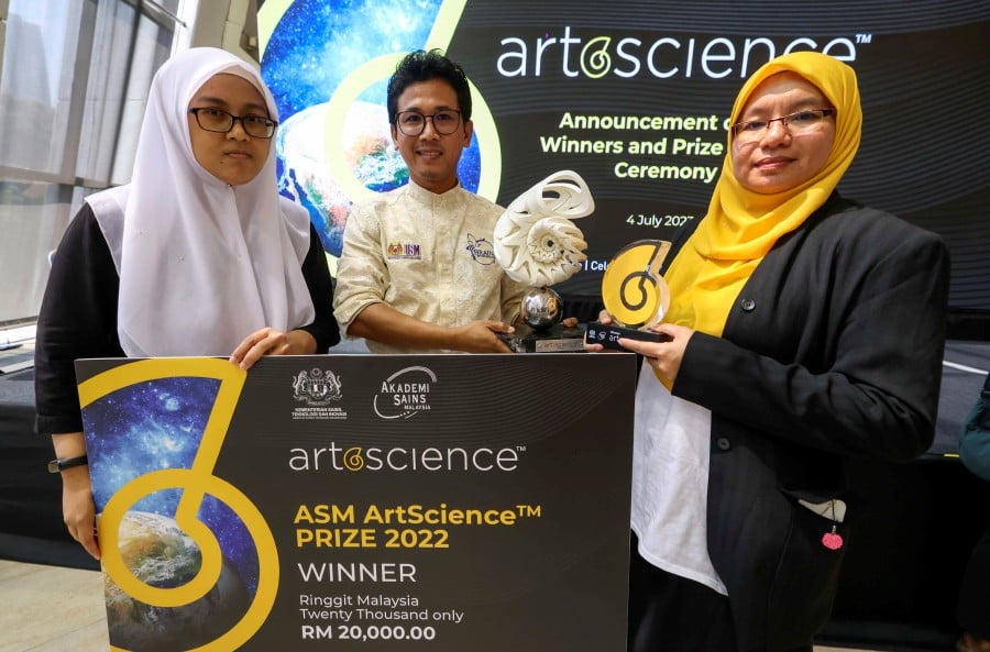 The project, dubbed “The Crown”, was developed in stages over the past 10 years by a group of lecturers from Universiti Sains Malaysia (USM), led by senior lecturer from the Department of Neuroscience, School of Medical Sciences, Dr Mohd Zulkifli Mustafa (center). -BERNAMA PIC