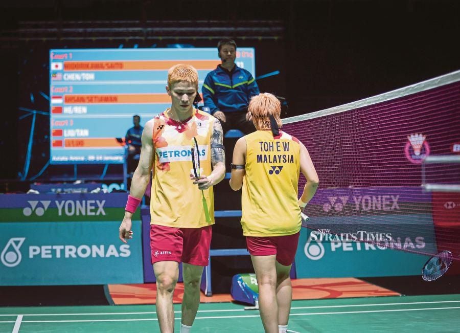 The world No. 9 battled valiantly from 16-13 down in the second game to draw level at 18-18, but a lack of composure, especially by Tang Jie, paved the way for their Thai opponents Dechapol Puavaranukroh-Sapsiree Taerattanachai to seal a 21-12, 21-18 victory. NSTP/ASWADI ALIAS