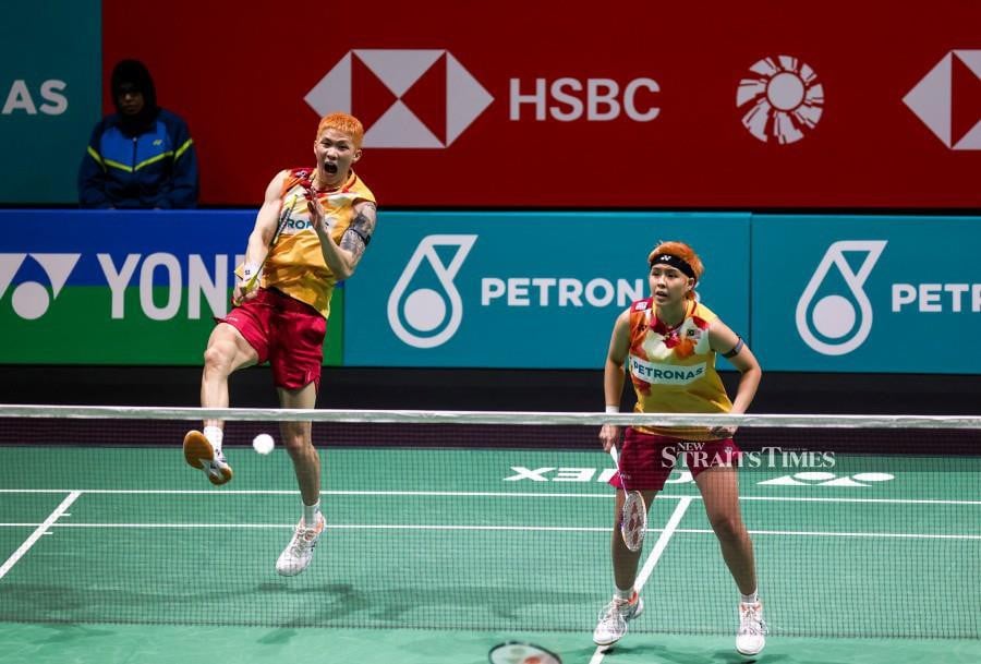 On a day when men’s singles Ng Tze Yong was forced to retire with an injury, Tang Jie-Ee Wei provided some cheer for local fans at the Axiata Arena when they ousted France’s Thom Gicquel-Delphine Delrue 21-17, 21-18 in the opening round. NSTP/ASWADI ALIAS