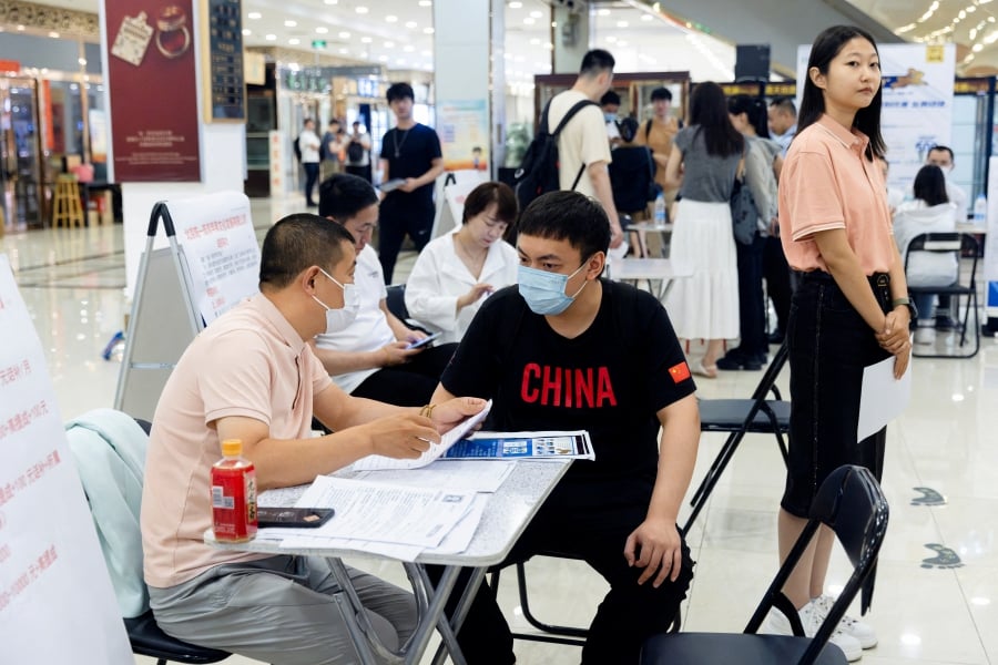 (FILE PHOTO) The government sees employment as key to pacifying China’s most pessimistic generation in decades, while graduates gaining even limited work experience can also benefit their future employers if the economy recovers, analysts say. (REUTERS/Thomas Peter/File Photo)