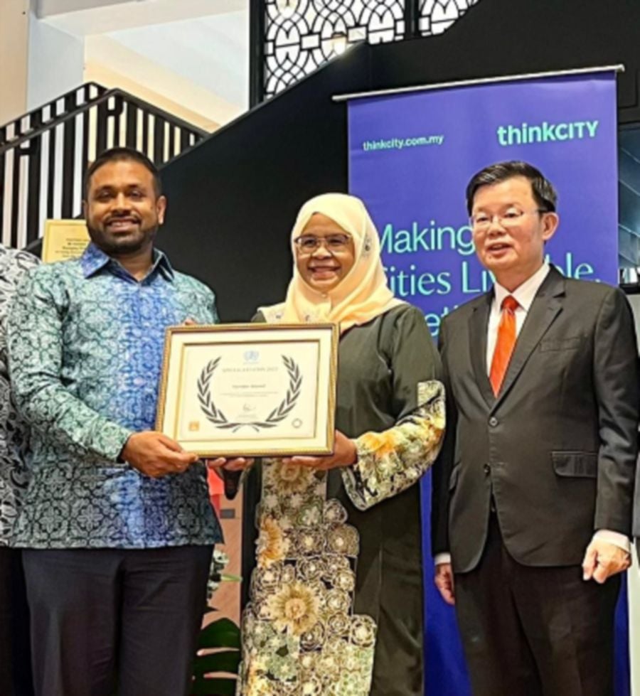  Think City managing director, Hamdan Abdul Majeed received the special citation from Datuk Seri Paduka Maimunah Mohd Sharif, executive director of the United Nations Human Settlements Programme, in the presence of Penang Chief Minister Chow Kon Yeow.