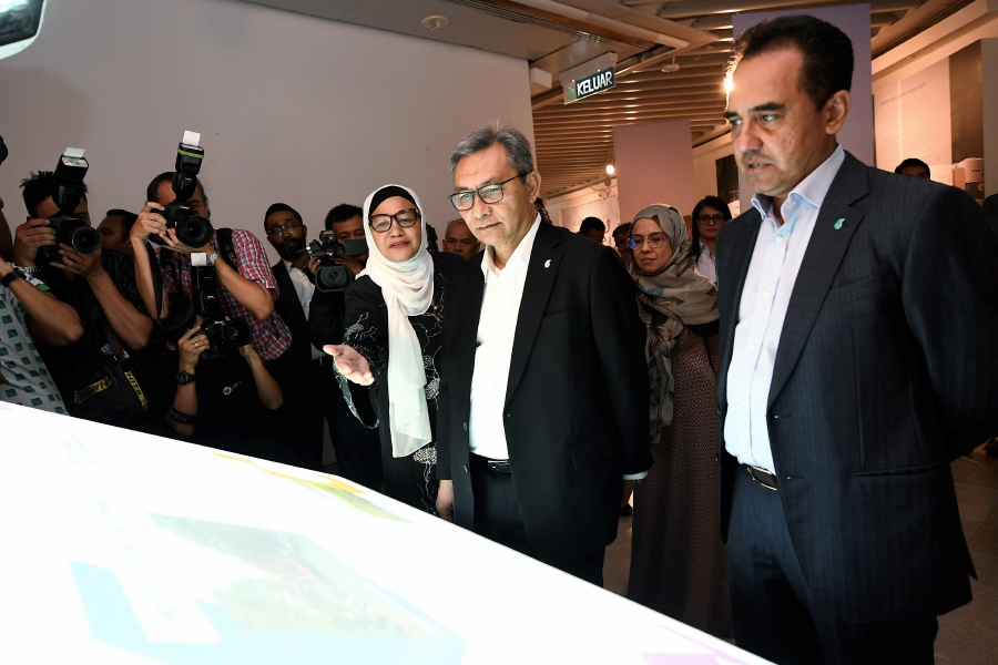 The launch was officiated by Petronas chairman, Datuk Ahmad Nizam Salleh (two,right). Also present were Petronas president and group chief executive officer, Tan Sri Wan Zulkiflee Wan Ariffin. (BERNAMA) 
