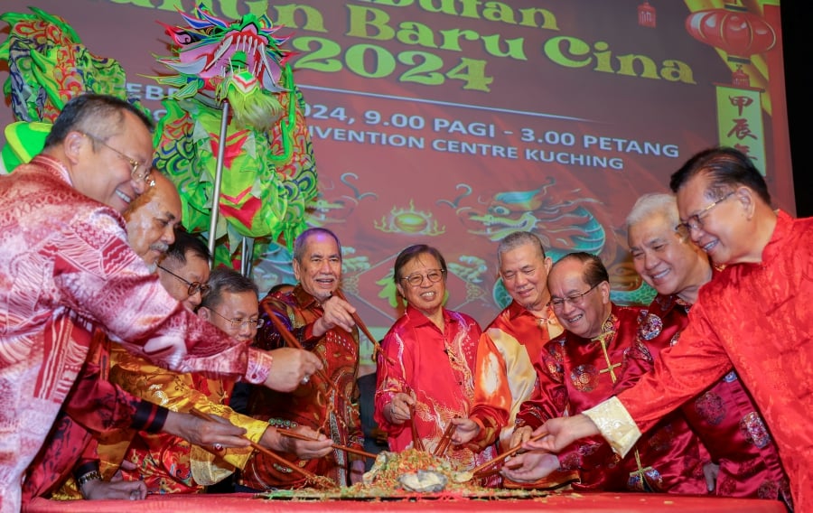 Deputy Prime Minister Datuk Seri Fadillah Yusof today attended the Chinese New Year open house hosted by the Sarawak government at the Borneo Convention Centre Kuching. - Bernama pic