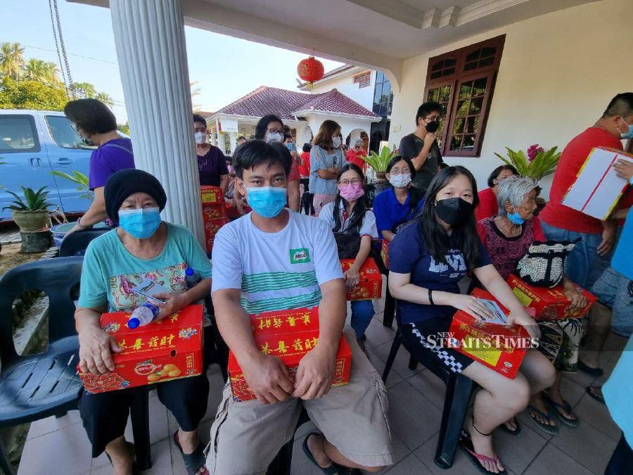 B40 Chinese villagers in Kg Pulau Belaga receive cash, mandarin oranges ...