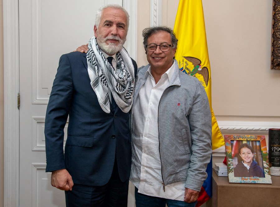 Handout photo released by Colombian Presidency showing President Gustavo Petro (Right) posing with Palestine Ambassador to Colombia, Raouf Almalki, after meeting in Bogota. (Photo by Handout / Colombian Presidency / AFP) 