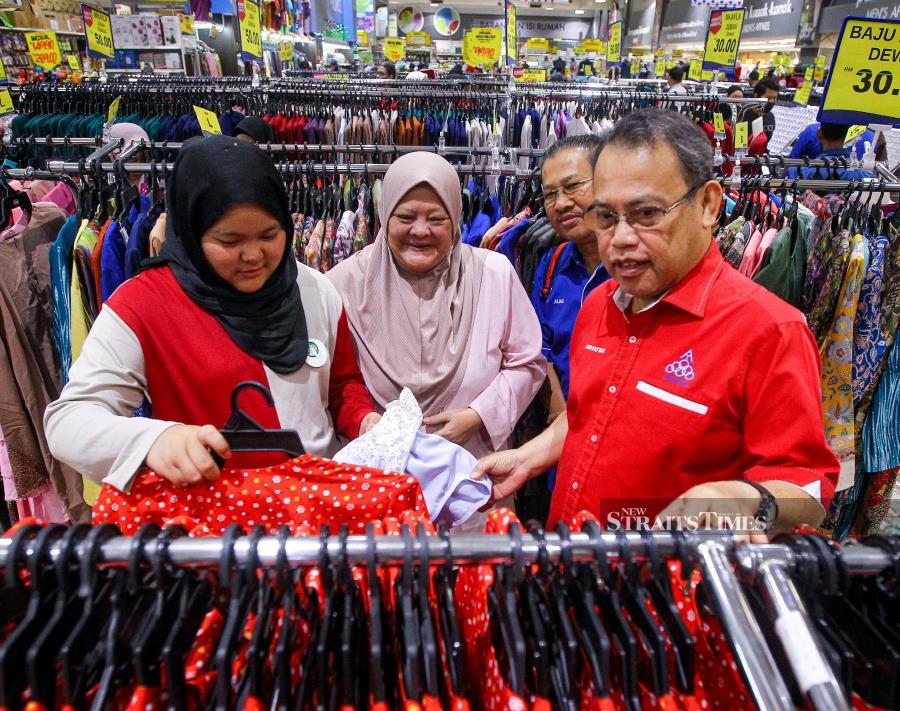 Angkatan Koperasi Kebangsaan Malaysia Berhad (Angkasa) president, Datuk Seri Dr Abdul Fattah Abdullah (right), said there are too many loan offers by various parties during the festive season with easy terms, including for those who are blacklisted being given loans as well. - NSTP/AZIAH AZMEE