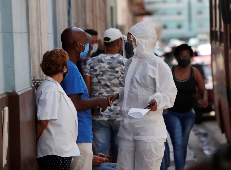 A health worker speaks with several people, in Havana, Cuba, 19 April 2021. Cuba reported on 19 April 1,060 new positive patients of covid-19 and six people died in the last 24 hours for a cumulative of 94,571 diagnosis and 531 deaths since the pandemic was declared on the island a year ago, according to the daily report of the Ministry of Public Health (Minsap). - EPA/Yander Zamora