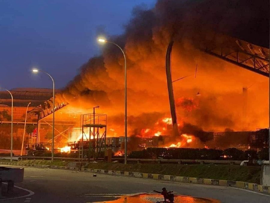 The fire that ravaged the storage facility for scheduled chemical waste at Cenviro Sdn Bhd (Pusat Kualiti Alam), Bukit Pelanduk, Port Dickson, earlier today was brought under control at 8.20pm. - Pic courtesy from Reader