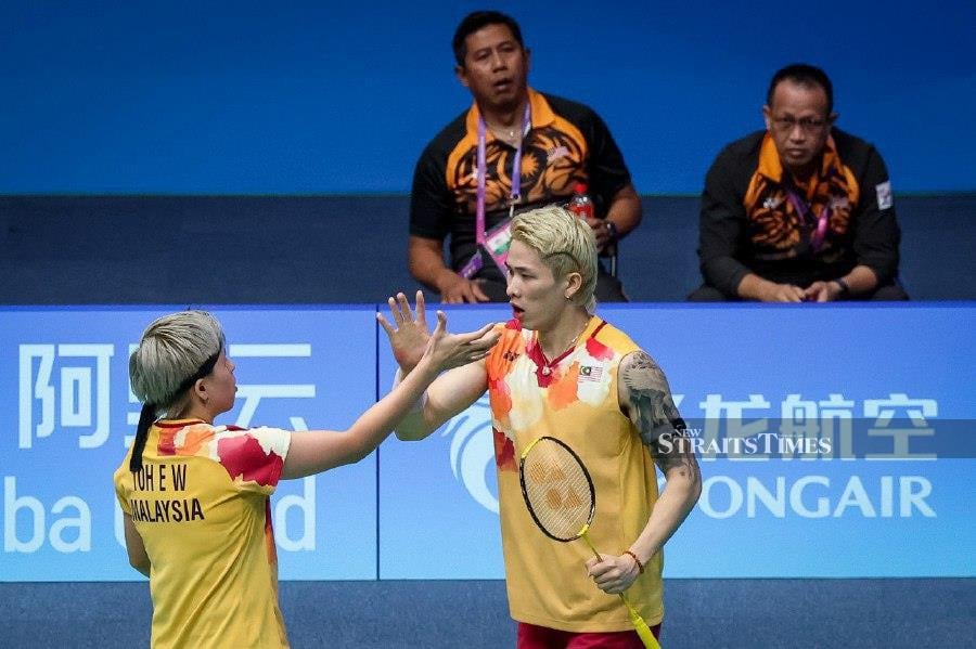 National mixed pair Chen Tang Jie-Toh Ee Wei marked their World Tour Finals debut with a humbling defeat at the hands of China's Feng Yan Zhe- Huang Dong Ping. - NSTP file pic