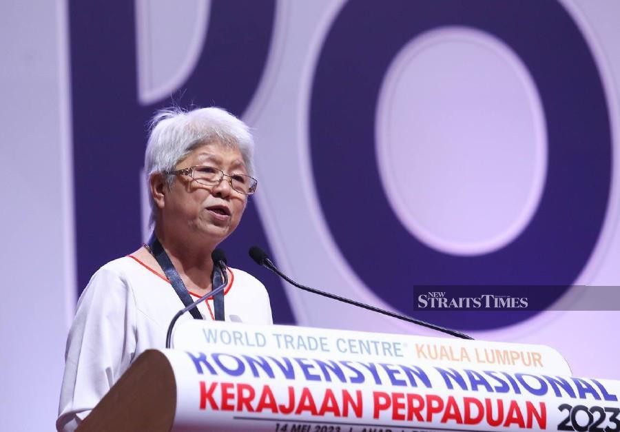 "This is the first time that I have entered this building. We used to fight, but now we are allies for the sake of a better Malaysia," said DAP Wanita chief Chong Eng who was present at the Unity Government National Convention at the Umno headquarters here today. -NSTP/AZIAH AZMEE