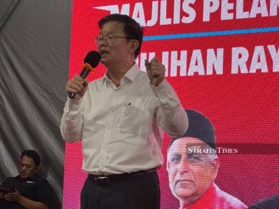 Chief Minister Chow Kon Yeow has told his Kedah counterpart, Menteri Besar Datuk Seri Muhammad Sanusi Md Nor, to look after his own backyard first before offering to sell treated water to Penang. - NSTP / Nur Izzati Mohamad
