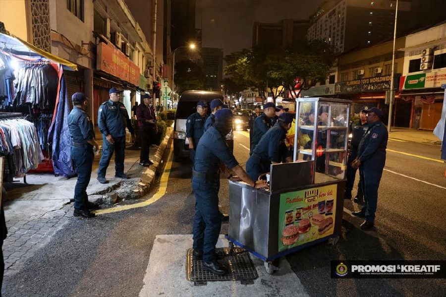 Kuala Lumpur City Hall (DBKL) officers went on a raiding spree to ensure that business licences are not misused by foreigners who operate businesses in the heart of the city, namely on Jalan Haji Taib and in Chow Kit here, last night. - Pic courtesy from DBKL FB