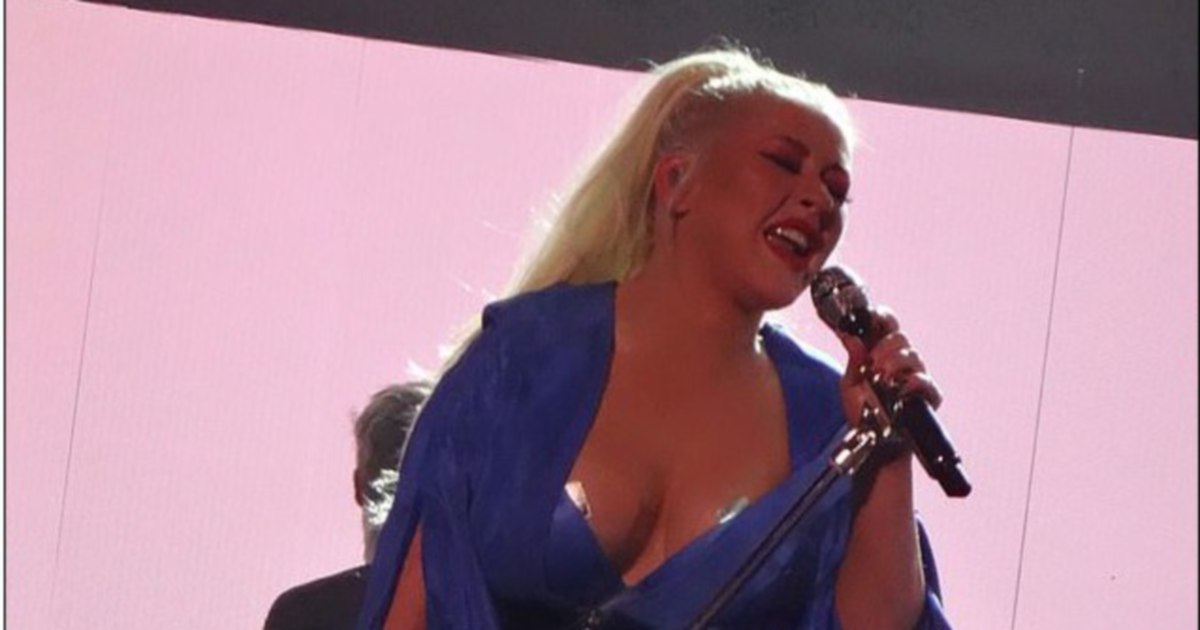 Christina Aguilera suffers embarrassing wardrobe 