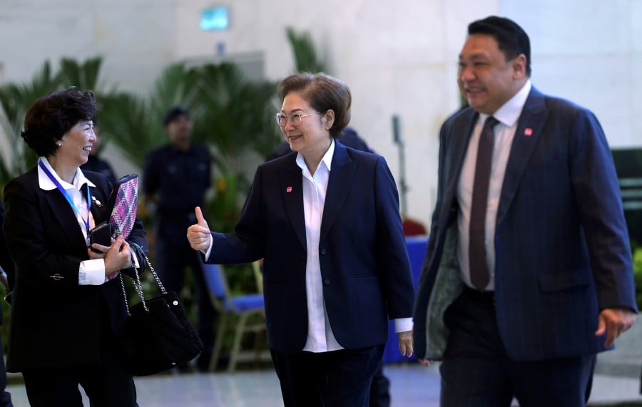 KOTA KINABALU: Api-Api Assemblywoman Datuk Christina Liew (Center) said that community-based tourism will account for 80 per cent of tourist activities in the state. — BERNAMA
