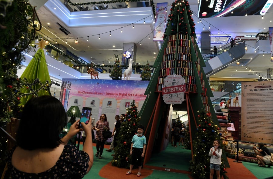 Amid a surge in Covid-19 cases, Sabah Chief Minister Datuk Seri Hajiji Noor has issued a crucial reminder for the public to exercise caution and take necessary precautions during the Christmas celebration. - Bernama pic