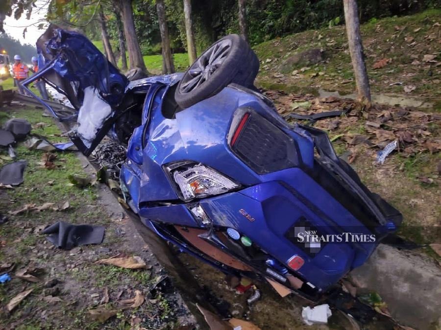 A car driver was killed after the car he was driving reportedly ran over a snake before veering off the road at Kilometer 311.5 of the North-South Expressway (PLUS) heading north early this morning. - NSTP/IHSAN PDRM