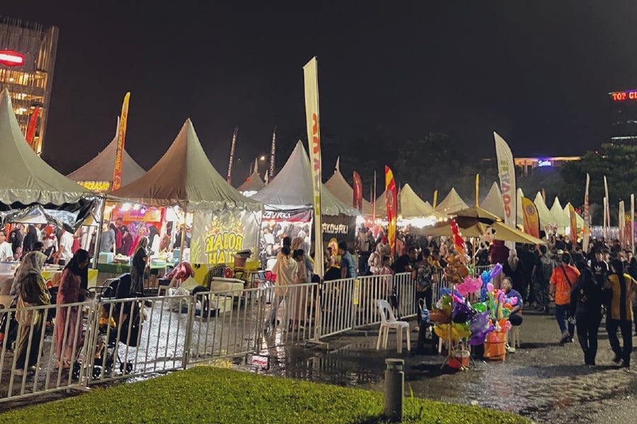 Malaysians recently took to social media to express their dismay over the skyrocketing prices of food and drinks at local food festivals. - Pic From X (Twitter)