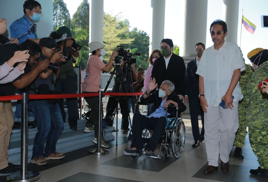 Tun Daim Zainuddin arrived at the Kuala Lumpur court complex at Jalan Duta. - NSTP/ASYRAF HAMZAH