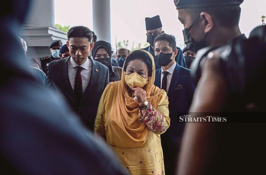 Rosmah, 70, clad in a blush-gold baju kurung, was seen walking into the courthouse at around 8.54am, as the hearing was scheduled to begin at 9am before High Court Judge Mohamed Zaini Mazlan. - BERNAMA pic