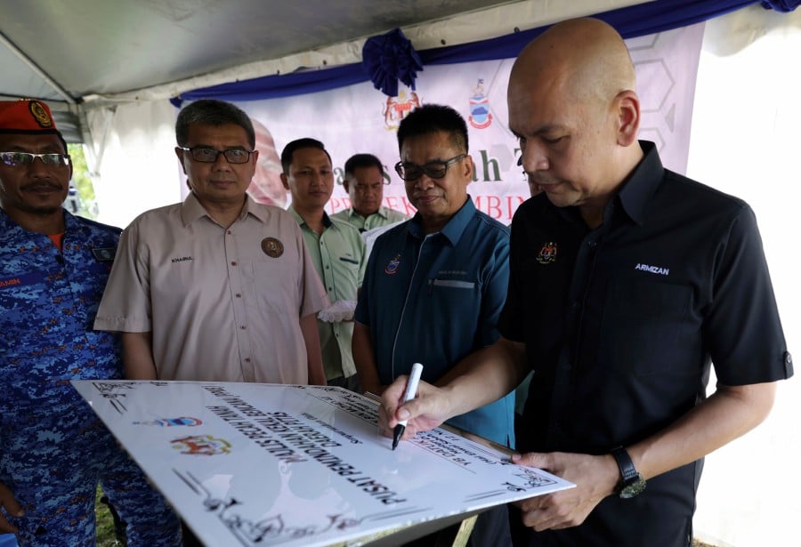 Minister in the Prime Minister’s Department (Sabah, Sarawak Affairs and Special Functions) Datuk Armizan Mohd Ali (right) said the centre could accommodate approximately 500 victims. - Bernama pic