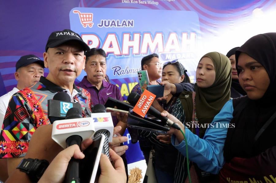 Datuk Armizan Mohd Ali at the Rahmah Sales Programme in Kinarut - Bernama Pic 