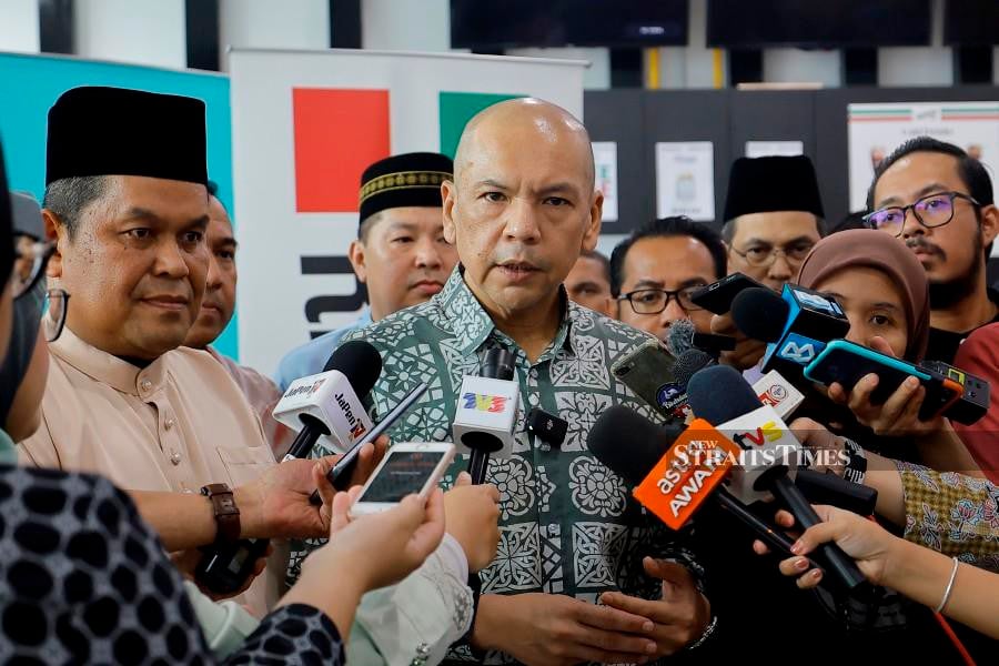 BANGI, 5 Mei -- Menteri Perdagangan Dalam Negeri dan Kos Sara Hidup Datuk Armizan Mohd Ali pada sidang media selepas merasmikan Richiamo Mart di Bangi hari ini.
