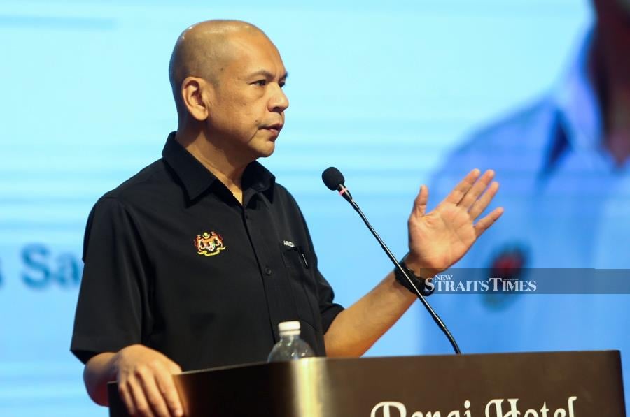 Domestic Trade and Cost of Living Minister Datuk Armizan Mohd Ali says consumers with complaints should lodge them through proper channels instead of posting grievances on social media. NSTP file pic