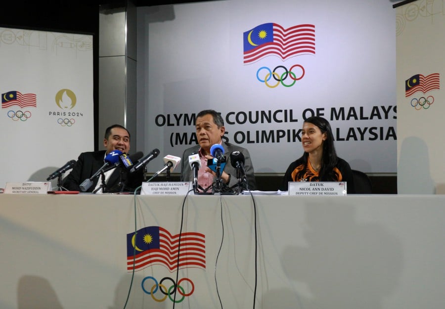 Chef de Mission Datuk Hamidin Amin (center) is optimistic about achieving this target as several sports still have Olympic qualifying competitions ongoing, including archery, artistic gymnastics, athletics, badminton, football, golf, track cycling, taekwondo, and weightlifting. BERNAMA PIC