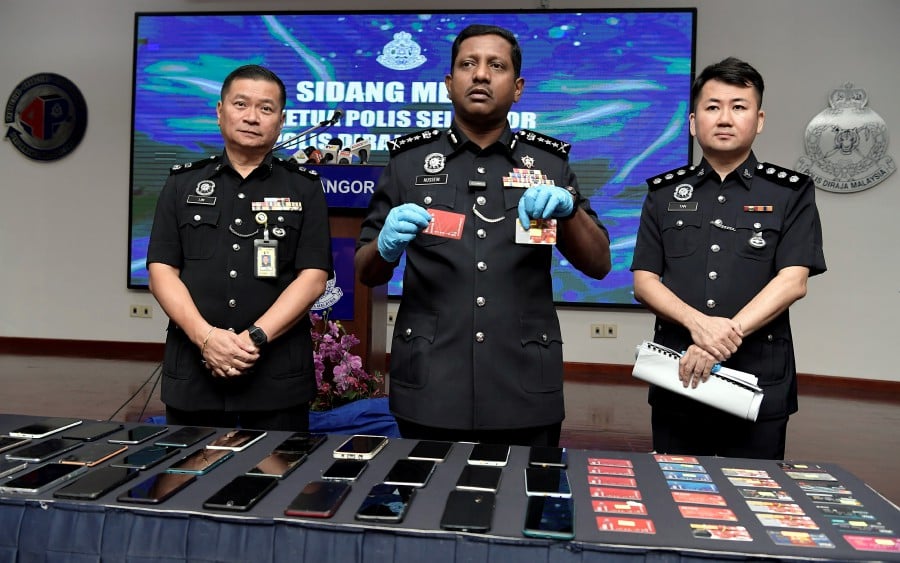 The Selangor police busted a syndicate selling automatic teller machine (ATM) cards for use as mule accounts with the arrest of 16 individuals, including two bank officers, in raids around the Klang Valley and Gombak last week. Bernama Pic. 