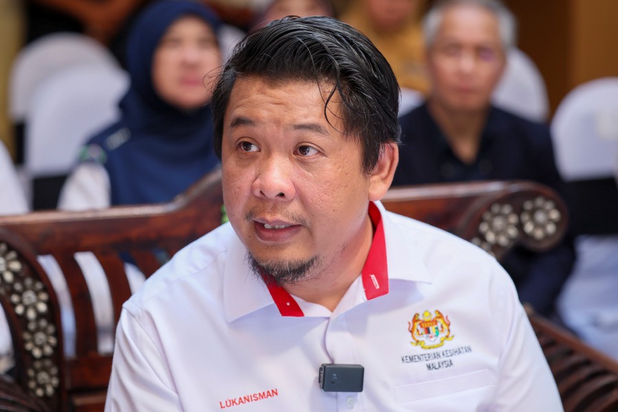 KUANTAN: Deputy Health Minister Datuk Lukanisman Awang Sauni said the deaths of a Form Five student and a two-year-old girl due to food poisoning yesterday (June 10 ) is under investigation by MoH, and its headquarters will issue a statement on the matter later. — BERNAMA