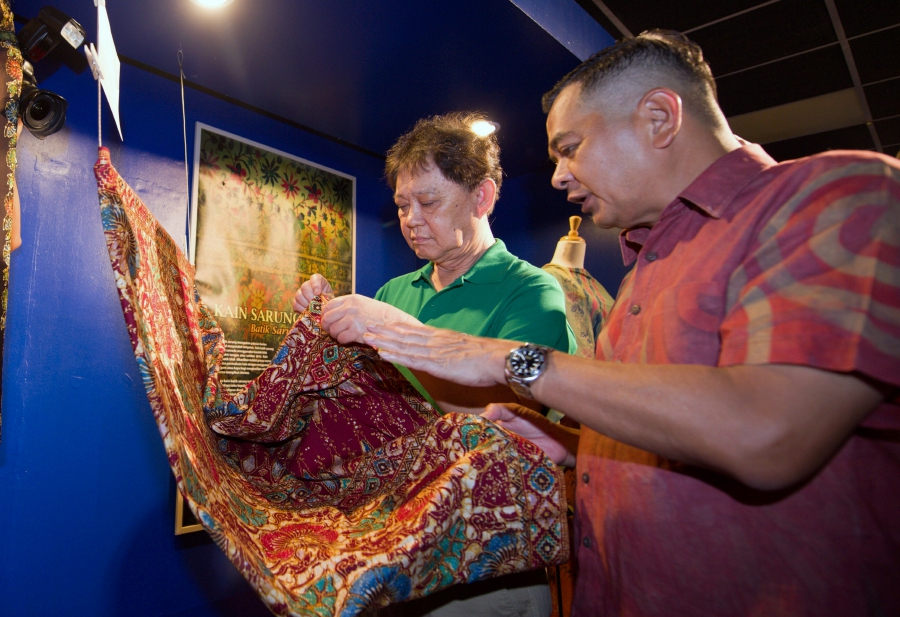 Private sector workers encouraged to wear batik to boost industry