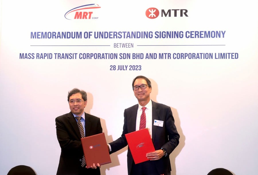 Chief Executive Officer of Mass Rapid Transit Corporation Sdn Bhd (MRT Corp) Datuk Mohd Zarif Hashim (left) and Property and International Business Director of MTR Corporation Limited, David Tang Chi Fai during a Memorandum of Understanding Signing Ceremony between MRT Corp and MTR Corporation Limited at a hotel today. -BERNAMA PIC