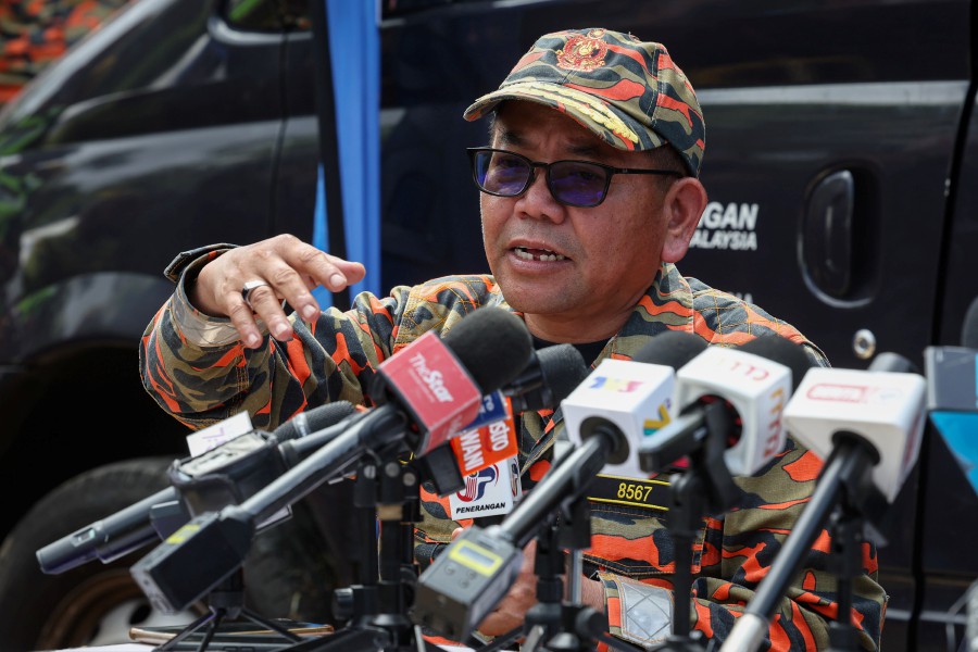 Selangor Fire and Rescue Department director Datuk Norazam Khamis said the two high-technology devices had helped to narrow down the search areas. -BERNAMA PIC