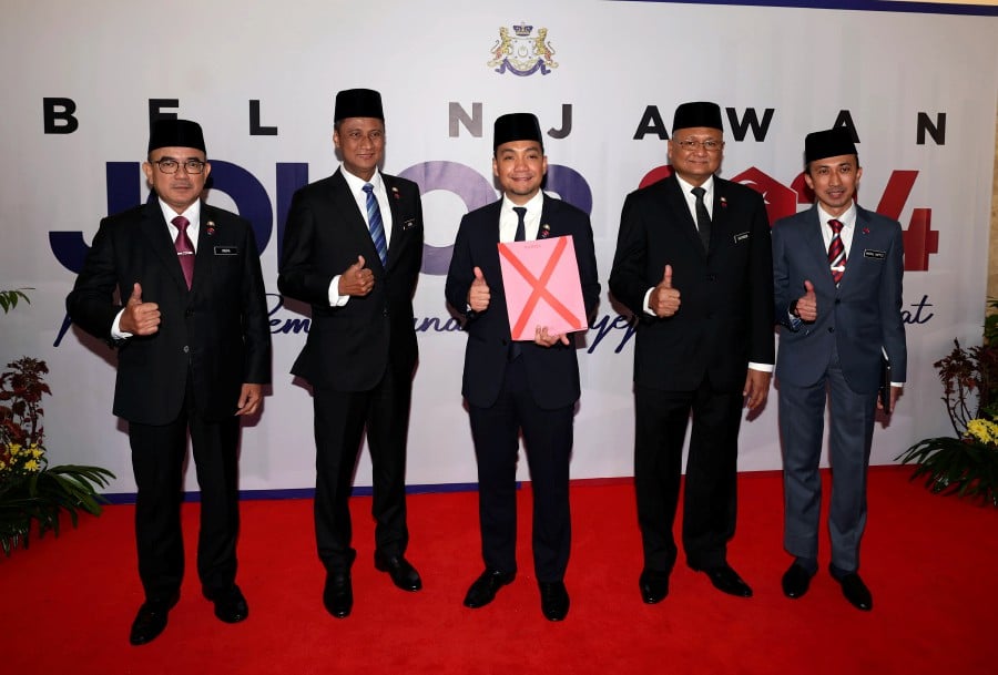 Johor Menteri Besar Datuk Onn Hafiz Ghazi (center) announced a two-month bonus for state government employees and federal civil servants whose salaries are paid by the Johor state government. BERNAMA PIC
