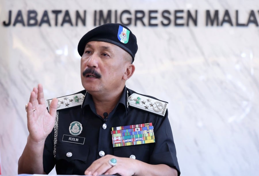 Immigration Department director-general Datuk Ruslin Jusoh said the operation led to the arrest of 10 individuals, including Ali, a Rohingya man suspected to be the syndicate’s mastermind, as well as two alleged “tekong darat” (ground coordinators). BERNAMA PIC