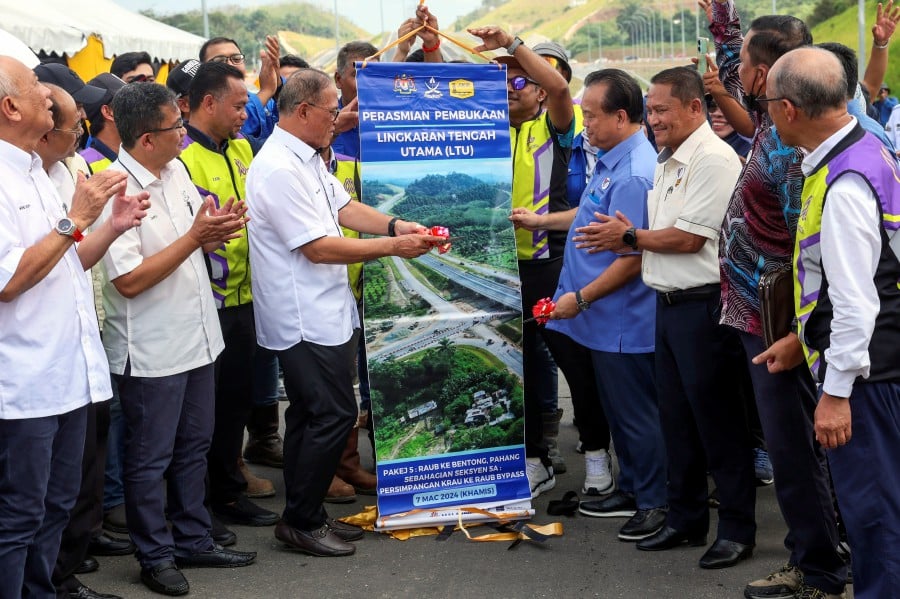 Works Minister Datuk Seri Alexander Nanta Linggi said Kuala Lumpur-Karak Expressway (KLK) and the East Coast Expressway (LPT) road users travelling to Lipis will no longer need to travel into Bentong and Raub town. BERNAMA PIC