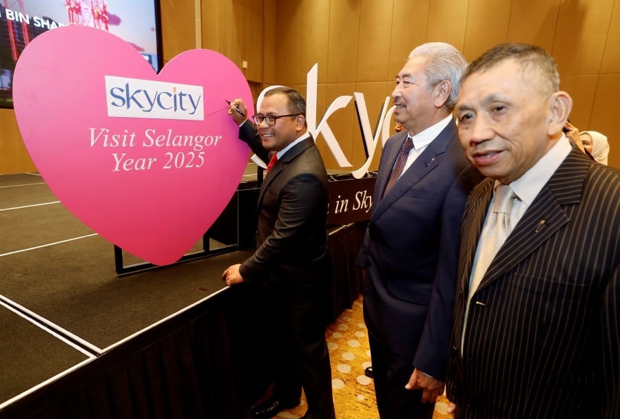 Selangor aims to surpass RM500 billion in economic activity value over the next three to four years, according to Menteri Besar Datuk Seri Amirudin Shari. Bernama pic