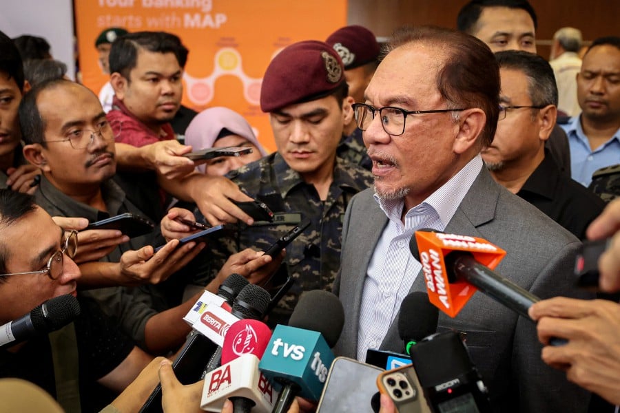 The first meeting to review civil servants' service and retirement schemes, scheduled next Monday, will also include the armed forces veterans' scheme in its agenda, said Prime Minister Datuk Seri Anwar Ibrahim. - Bernama pic