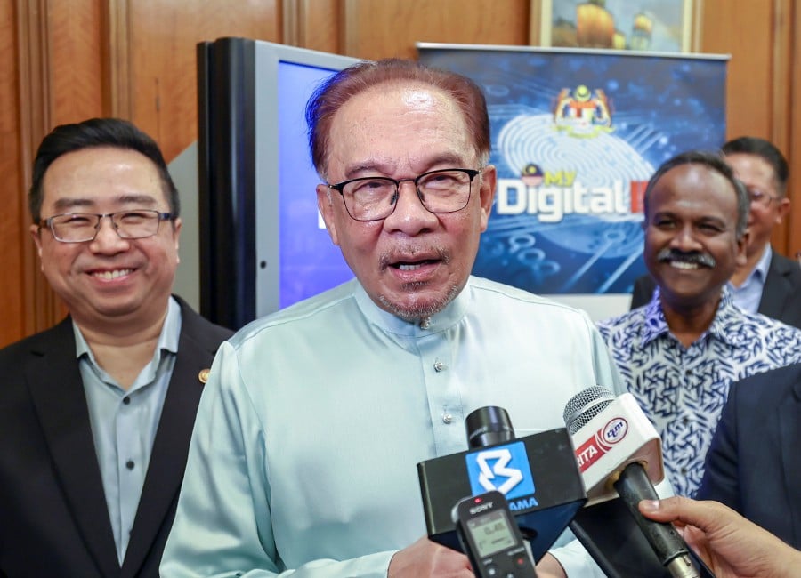 Prime Minister Datuk Seri Anwar Ibrahim today stressed that the people’s concerns with the implementation of the National Digital Identity or Digital ID, such as personal and banking records being leaked and chips implanted into the body of individuals, are completely unfounded. BERNAMA PIC