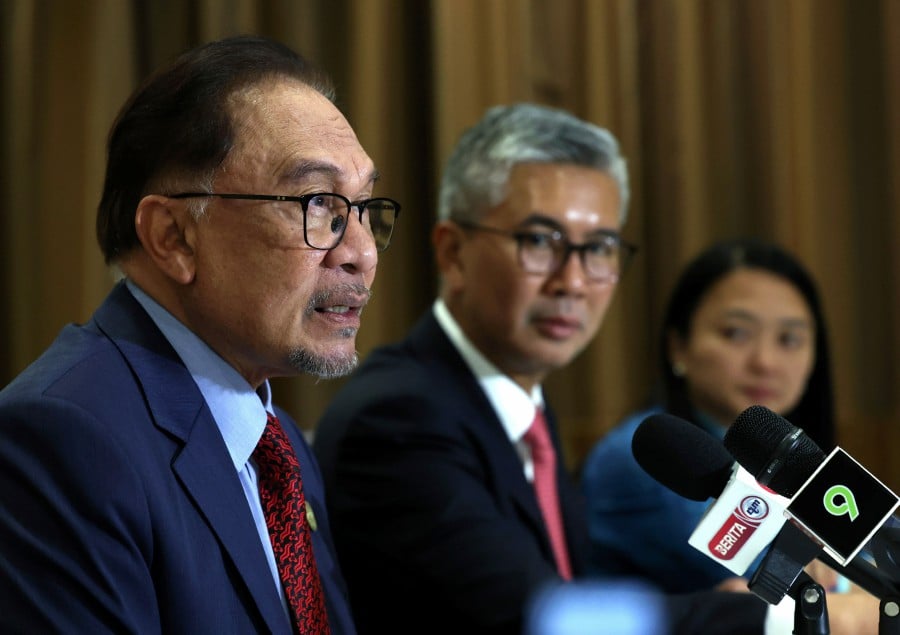 Prime Minister Datuk Seri Anwar Ibrahim spoke at a press conference with media practitioners from Malaysia today in conjunction with his official visit to Australia. Also present Investment, Trade and Industry Minister Tengku Datuk Seri Zafrul Tengku Abdul Aziz and Youth and Sports Minister Hannah Yeoh. BERNAMA PIC