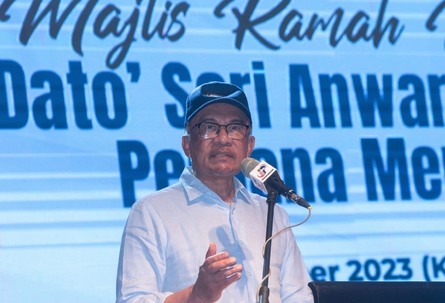 The Federal Government views seriously the delay in implementing the Pan Borneo Highway project in Sabah, which lags behind Sarawak, said Prime Minister Datuk Seri Anwar Ibrahim. BERNAMA PIC