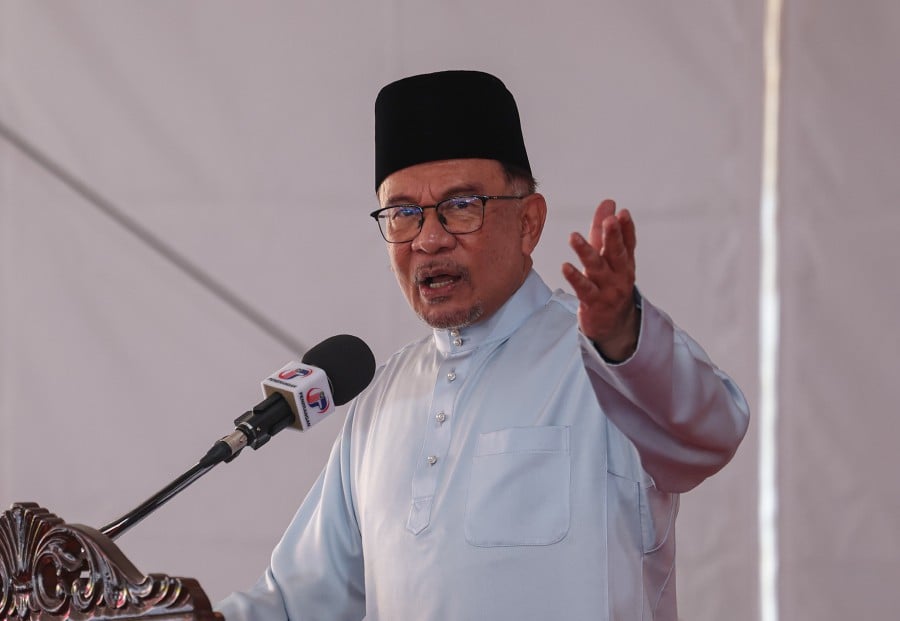 Prime Minister Datuk Seri Anwar Ibrahim recently asked government-linked corporations (GLC) and government-linked investment companies (GLICs) to reduce their involvement in unprofitable foreign ventures.//fotoBERNAMA (2024) HAK CIPTA TERPELIHARA
