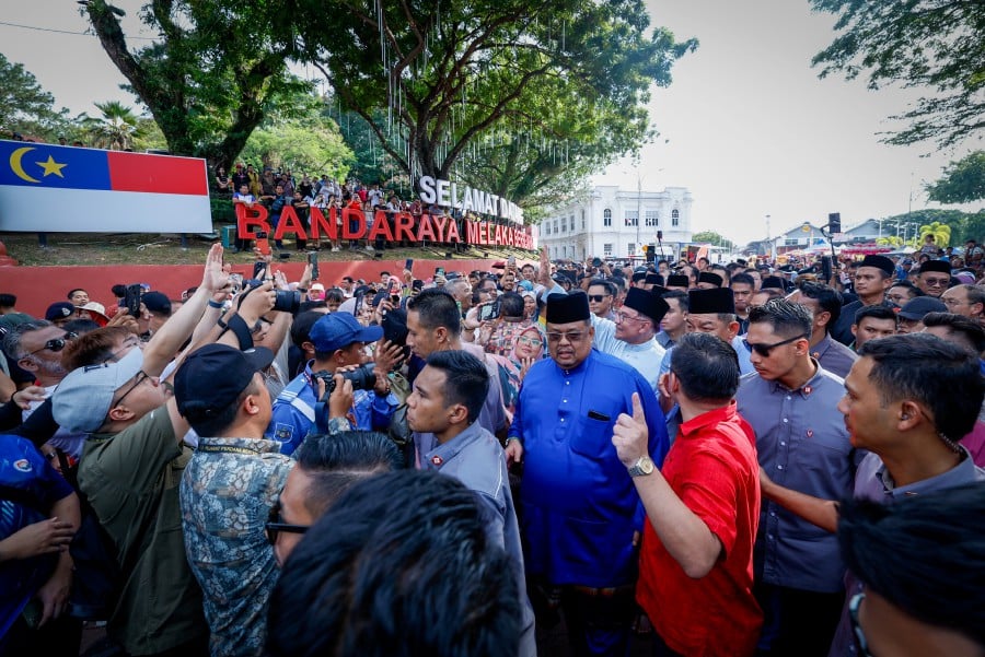 MELAKA, 9 Feb -- Perdana Menteri Datuk Seri Anwar Ibrahim bersama Ketua Menteri Melaka Datuk Seri Ab Rauf Yusoh beramah mesra dengan orang ramai semasa mengadakan tinjauan mesra di sekitar Bangunan Merah dan Jonker Walk hari ini.