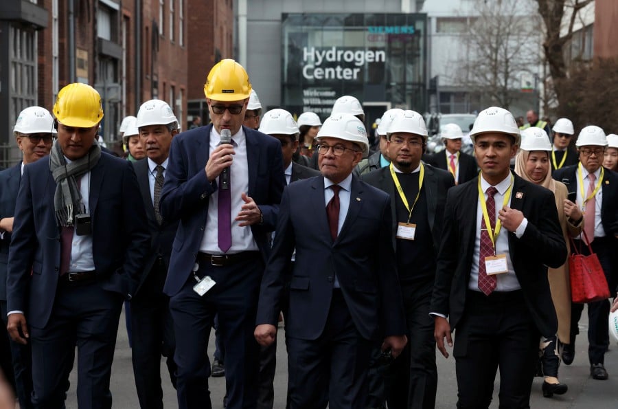 Prime Minister Datuk Seri Anwar Ibrahim (front, right), accompanied by Siemens Energy Sales Operation Vice President, Jens Klingemann (front, left), taking a tour to the Siemens Energy plant, here Monday. BERNAMA PIC