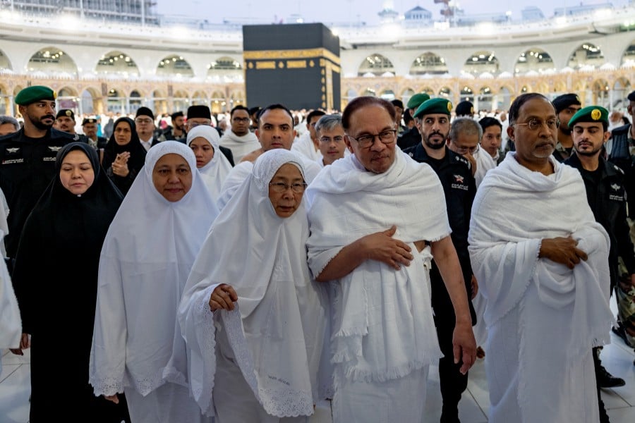Prime Minister Anwar Ibrahim and his wife, Datuk Seri Dr Wan Azizah Wan Ismail, offered prayers for Palestine during their performance of the umrah in Makkah today. BERNAMA PIC