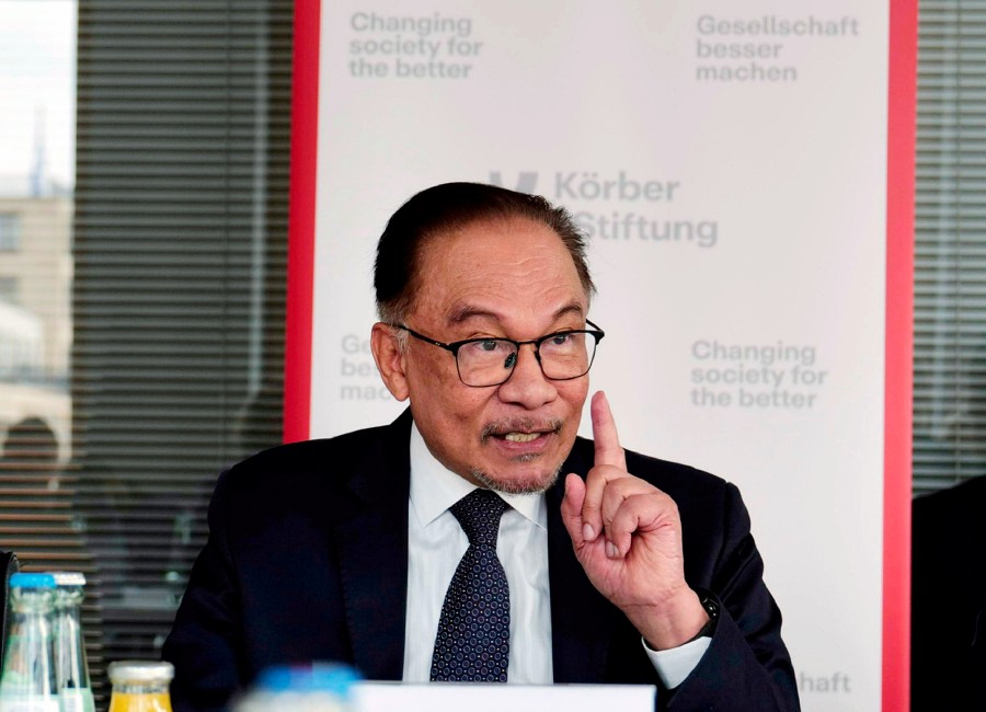Prime Minister Datuk Seri Anwar Ibrahim said the decision on whether Malaysia will take on the role of hosting the 2026 Commonwealth Games could be finalised next week. - BERNAMA pic