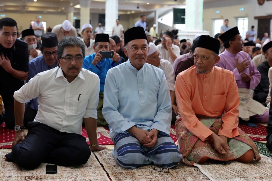 Prime Minister Datuk Seri Anwar Ibrahim is currently at Kampung Baru, here, to meet with local residents and perform Friday prayers. Accompanying him were Titiwangsa member of parliament Datuk Seri Johari Abdul Ghani and Religious Affairs Minister Senator Datuk Dr Mohd Na’im Mokhtar. - BERNAMA pic