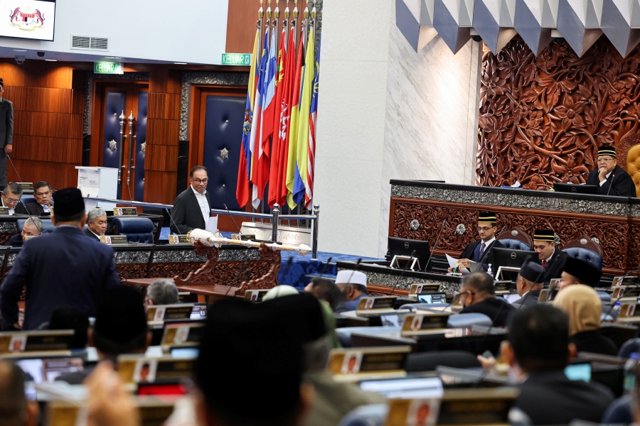 The government can save up to RM2 billion following the re-evaluation of several flood mitigation projects, Prime Minister Datuk Seri Anwar Ibrahim told the Dewan Rakyat today. - BERNAMA pic