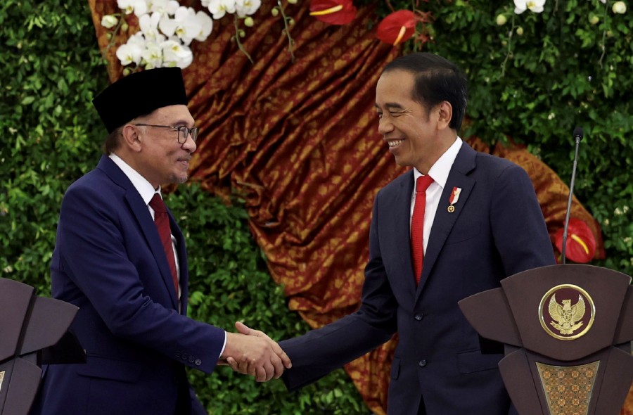At a session in Istana Bogor today where both Anwar and Indonesian President Joko Widodo (Jokowi) issued a joint-statement, the prime minister told the Indonesian President that he would do his best to resolve issues of concern to Jakarta. - BERNAMA pic